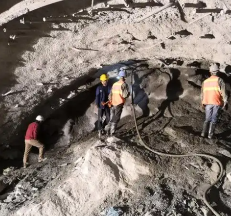 长泰隧道拱顶带模注浆料，微膨胀注浆料的特点及施工工艺